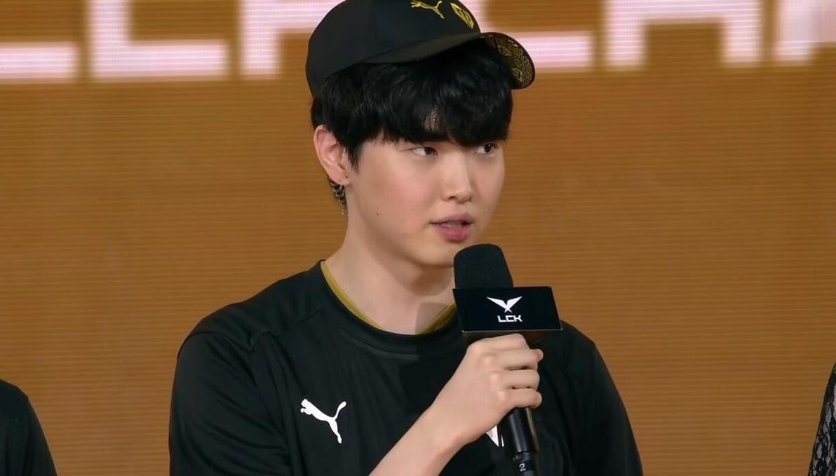 Weibo Gaming vs LNG预热海报：谁会赢下比赛，晋级败决？我们赛场见！